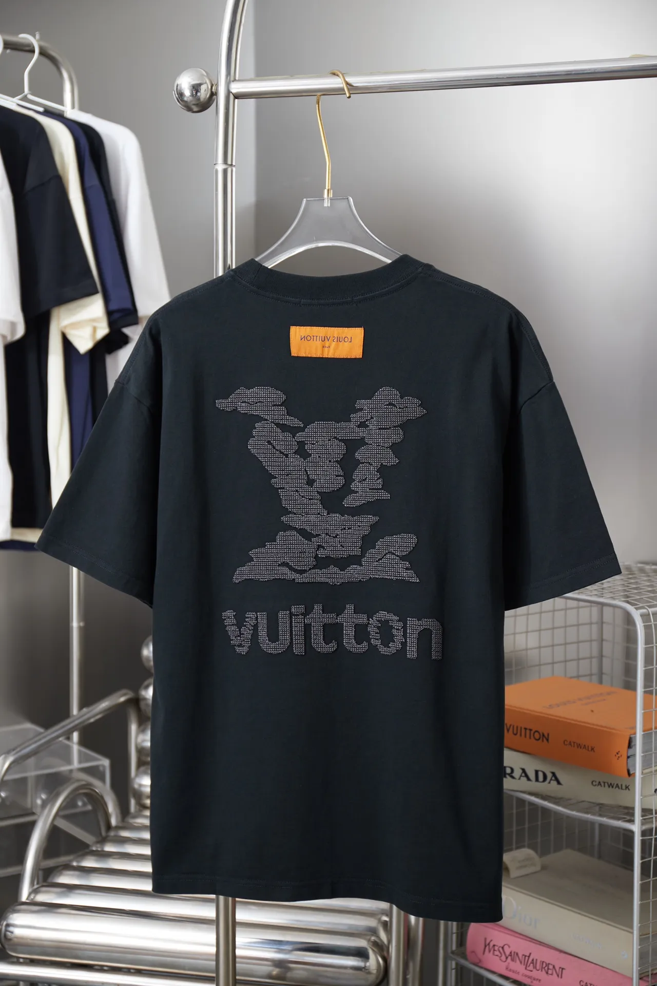 🅿️200 1V 25SS early spring new style short sleeves with embroidered letters, light luxury, a must-have item for daily commuting for men and women, correct version, welcome to compare, detailed features · 320 grams of 100% pure cotton double yarn jersey fabric · Special thickened 32 pieces of double yarn 1X1 thread in the same vat · Imported Tajima machine hollow embroidered letter logo. Ready-made garments are washed to make the embroidery softer · Double-needle sewing and cross-seam technology · Original main mark, washed tag, brand moisture-proof paper packaging Color: black/white/khaki Size: S/M/L/XL